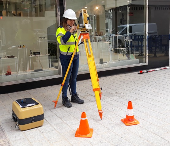 Operaria en la calle con Sistema de Información Geográfica (GIS)