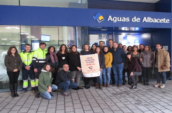 Imagen del personal de Aguas en la fachada de la oficina portando un cartel 