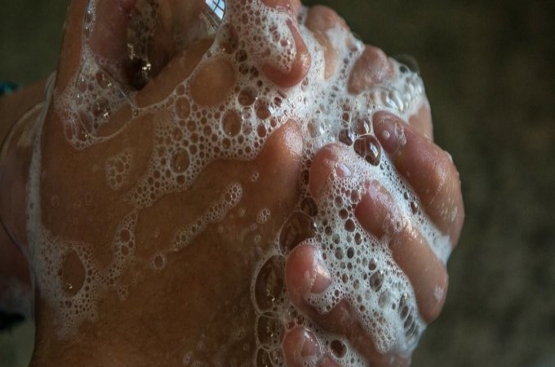 unas manos en el momento del lavado con jabón